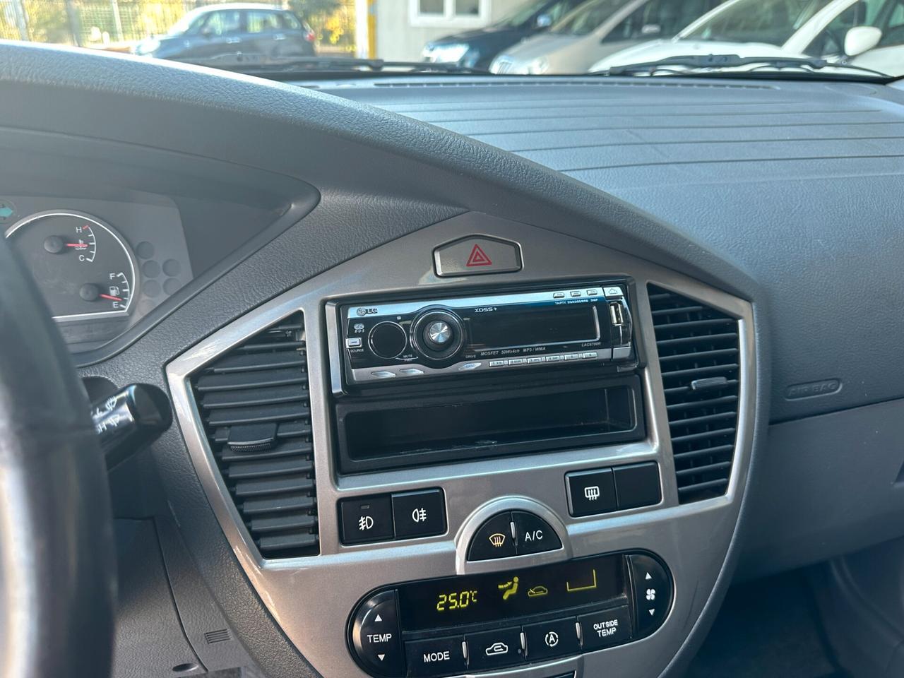 Kia Carens 2.0 16V CRDi Family