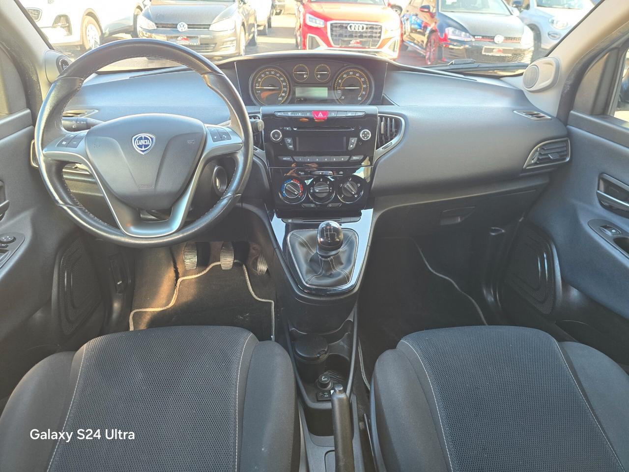 Lancia Ypsilon 1.2 69 CV 5 porte S Momodesign