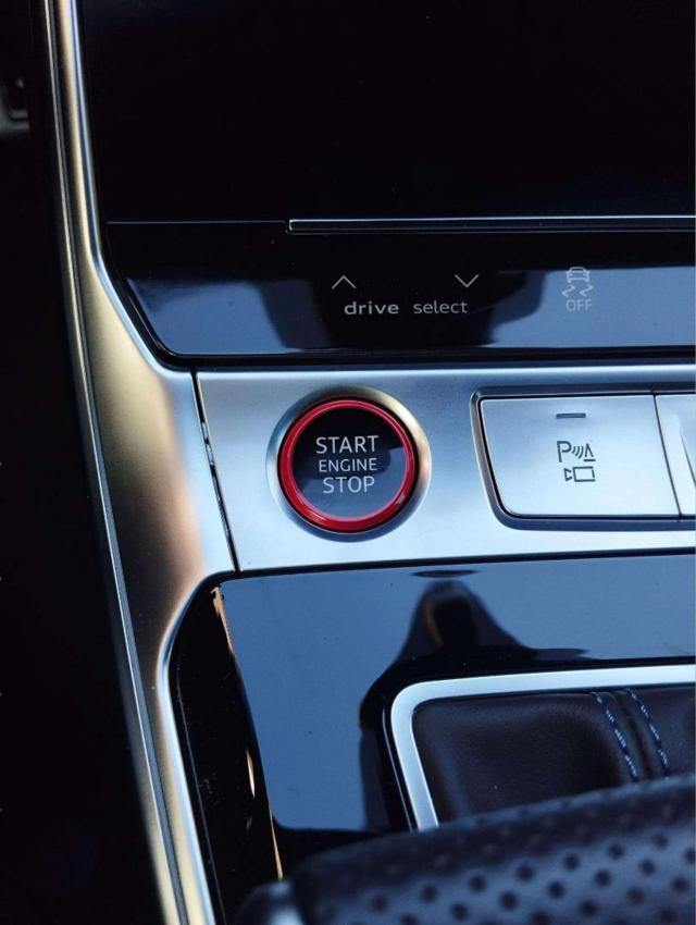 AUDI RS6 Avant 4.0 TFSI V8 quattro tiptronic Color esclusiv