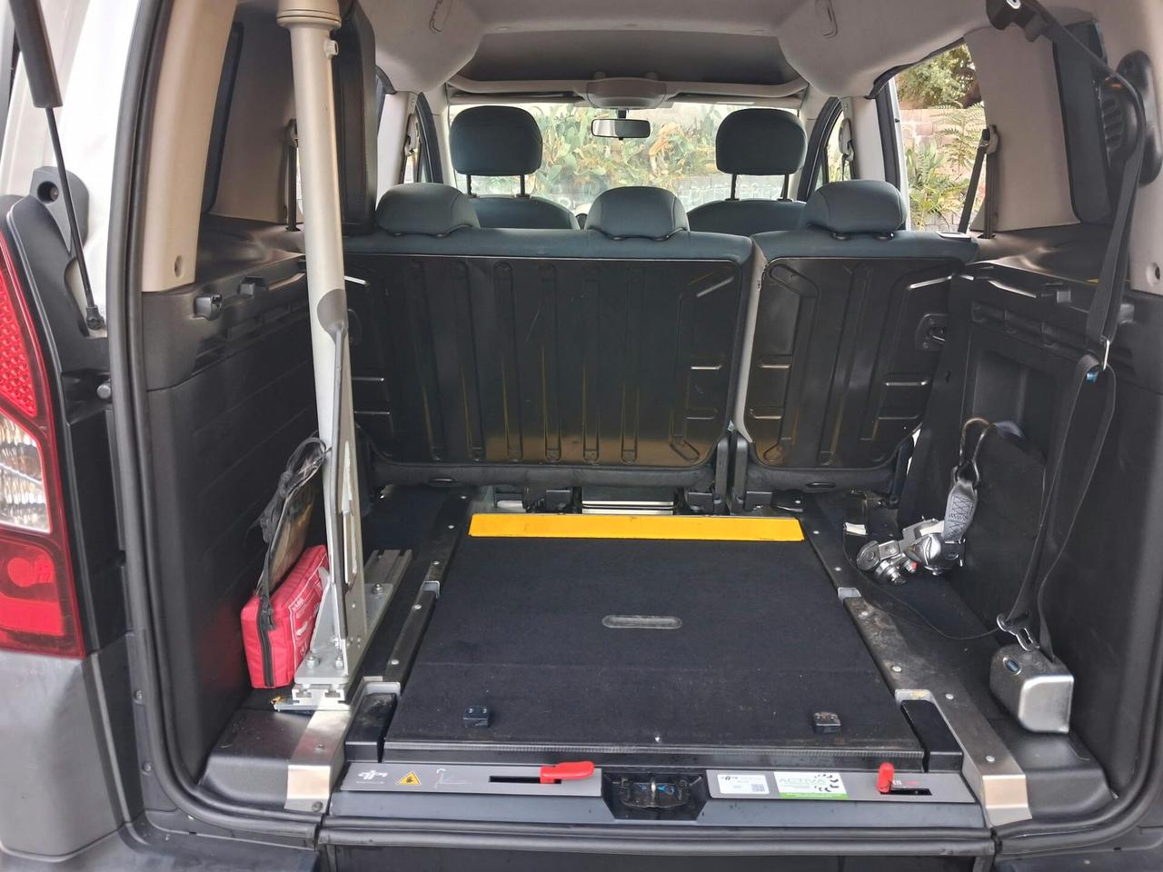 Citroen Berlingo pianale ribassato rampa trasporto disabili