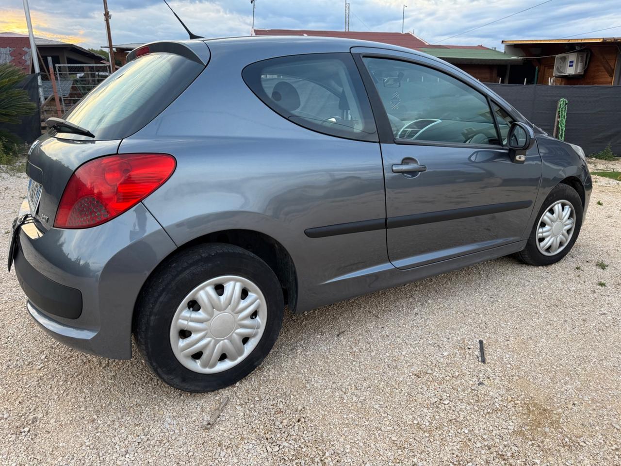 Peugeot 207 1.4 HDi 70CV NEOPATENTATI 1.590€