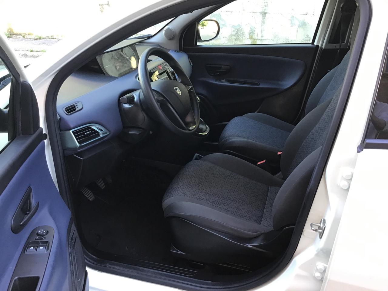 Lancia Ypsilon 1.0 FireFly 5 porte S&S Hybrid Silver