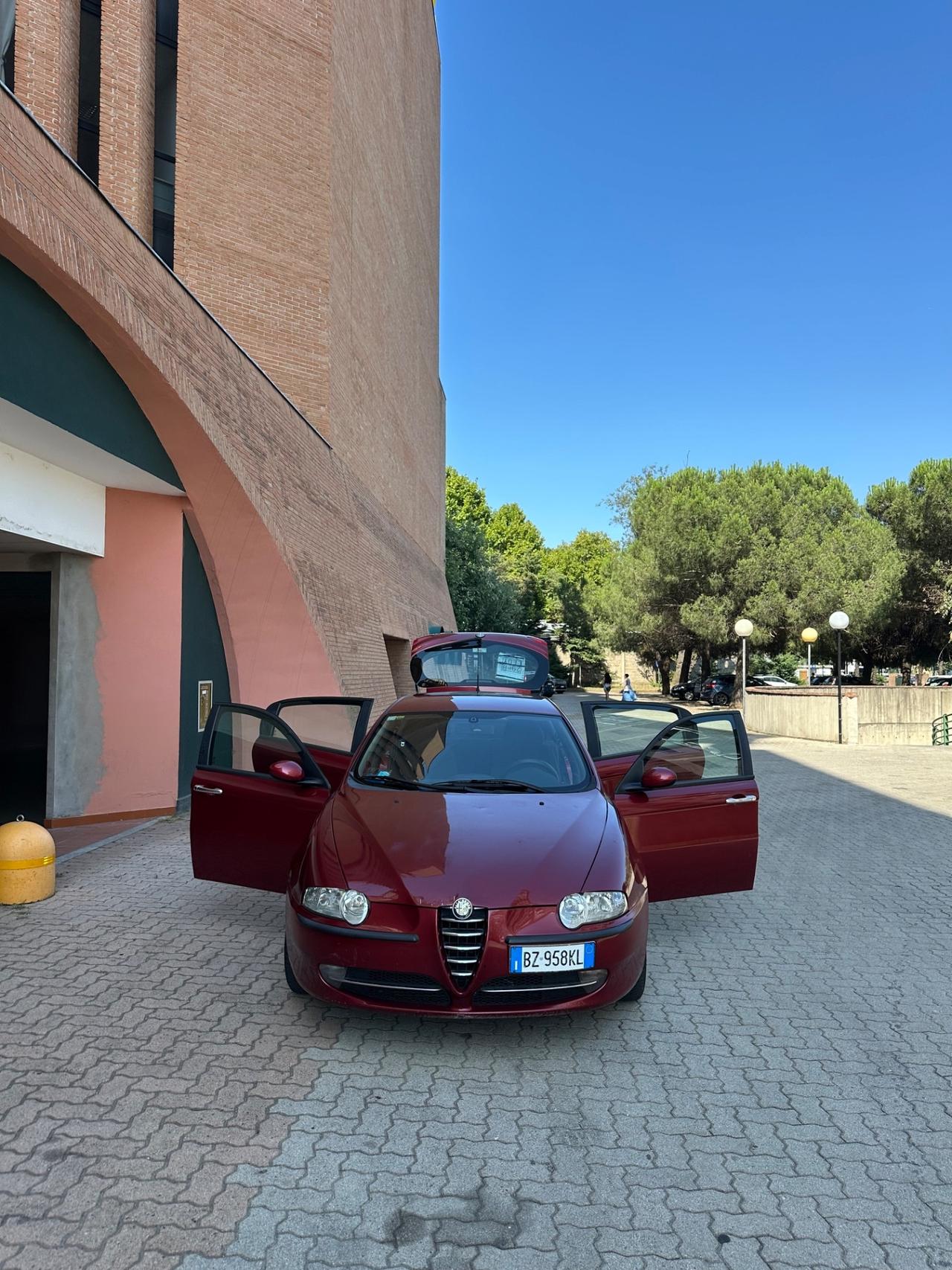 Alfa Romeo 147 1.6i 16V Twin Spark cat 5p. Distinctive