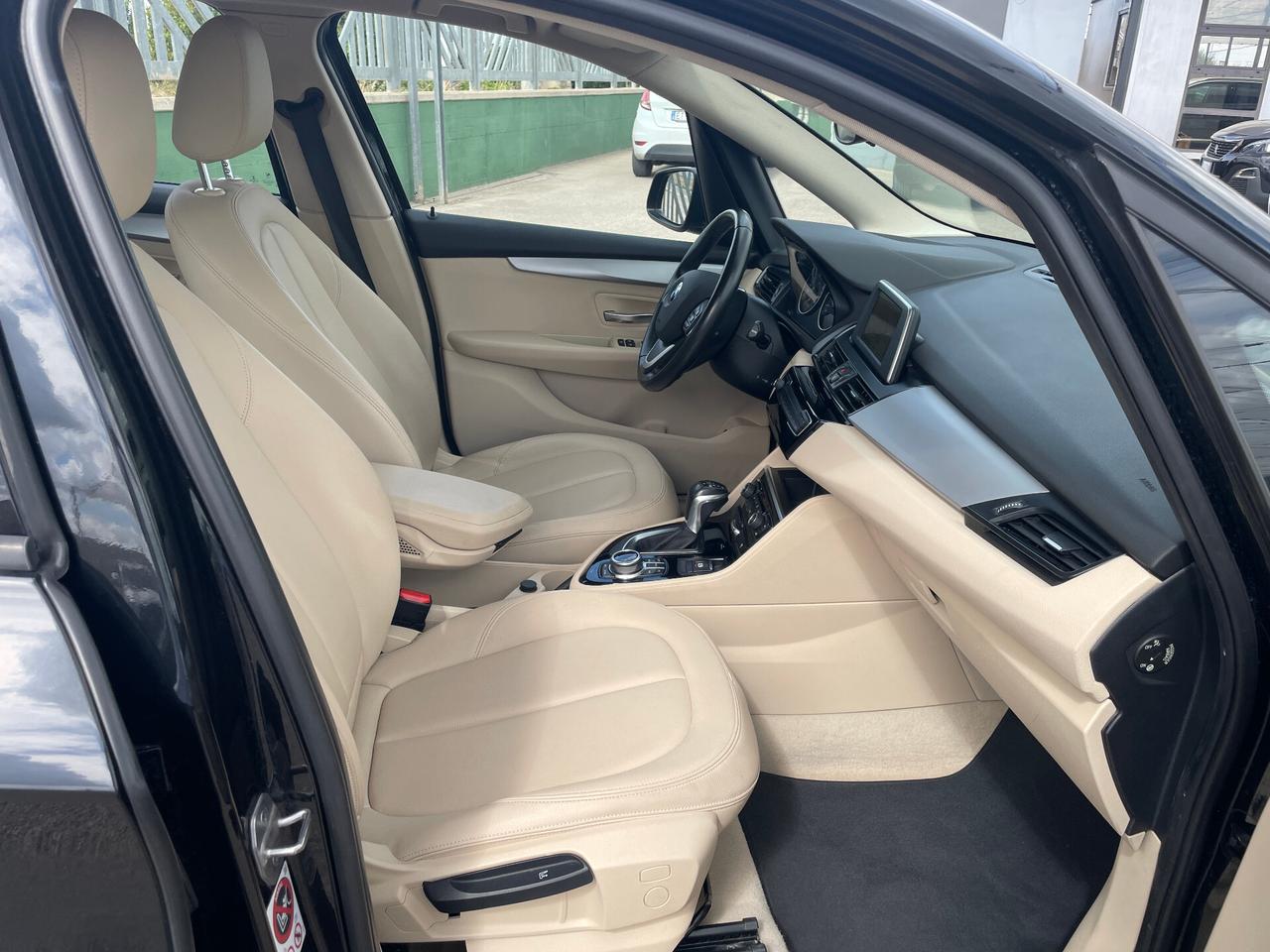 Bmw 218d Active Tourer Luxury auto-NAVI-RETRO-PELLE