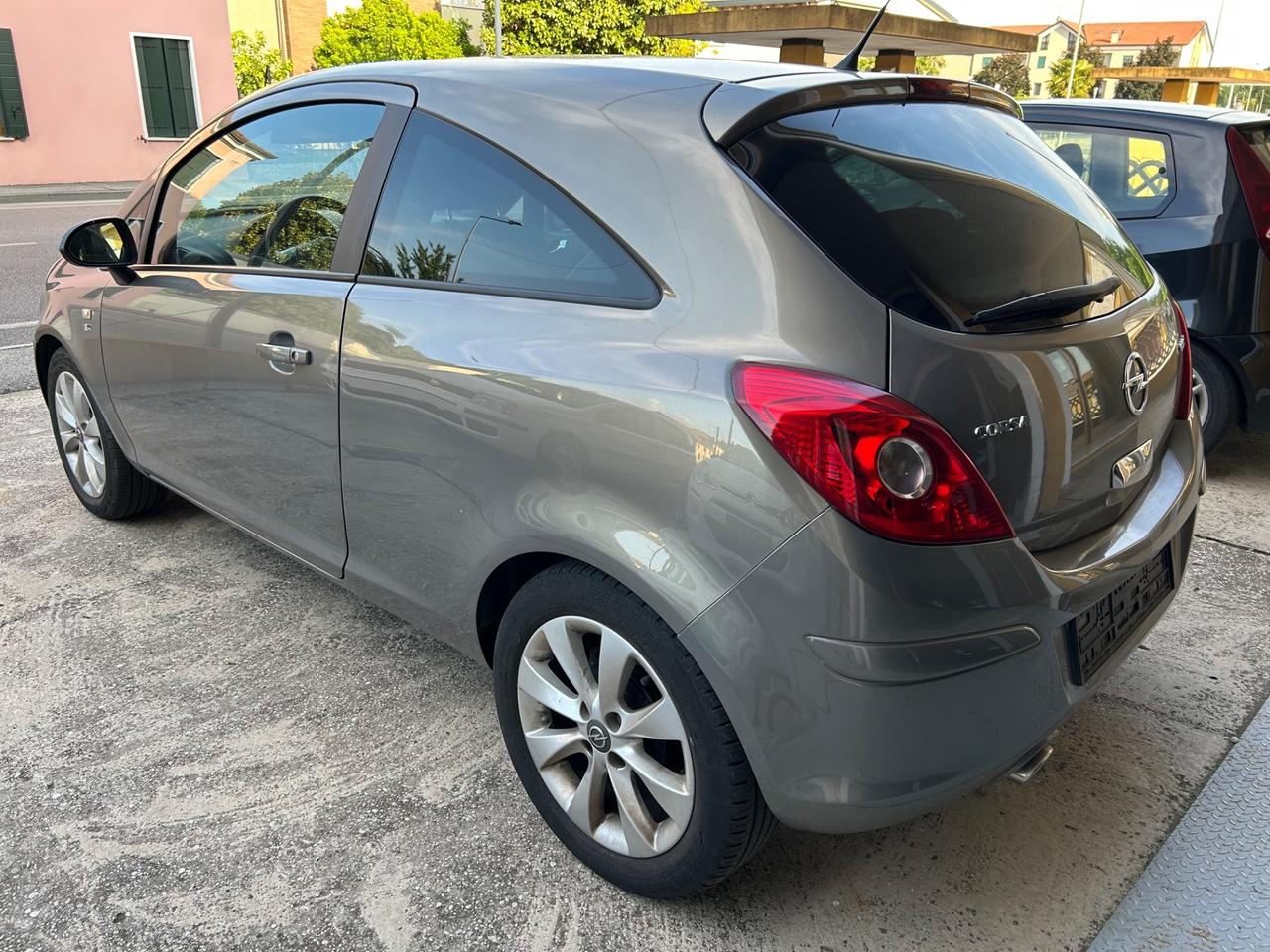 Opel Corsa 1.2 benzina sport 2012!!!!