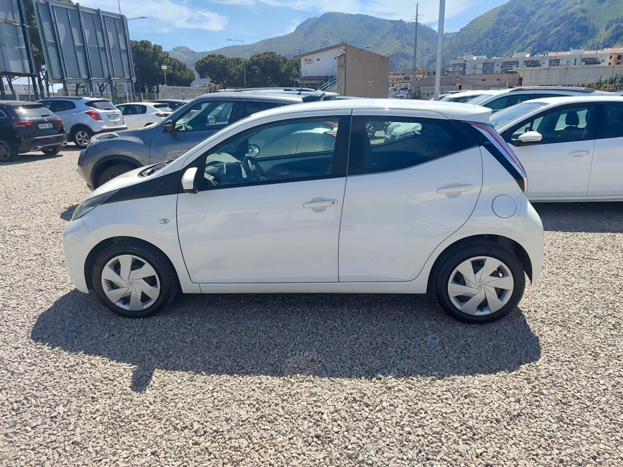 Toyota Aygo 1.0 VVT-i 69 CV 5 porte x-business MMT
