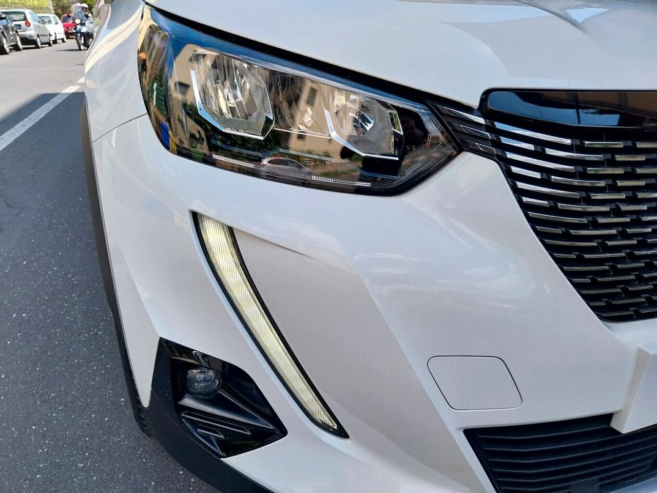 PEUGEOT 2008 1.2 BENZINA ALLURE 2022