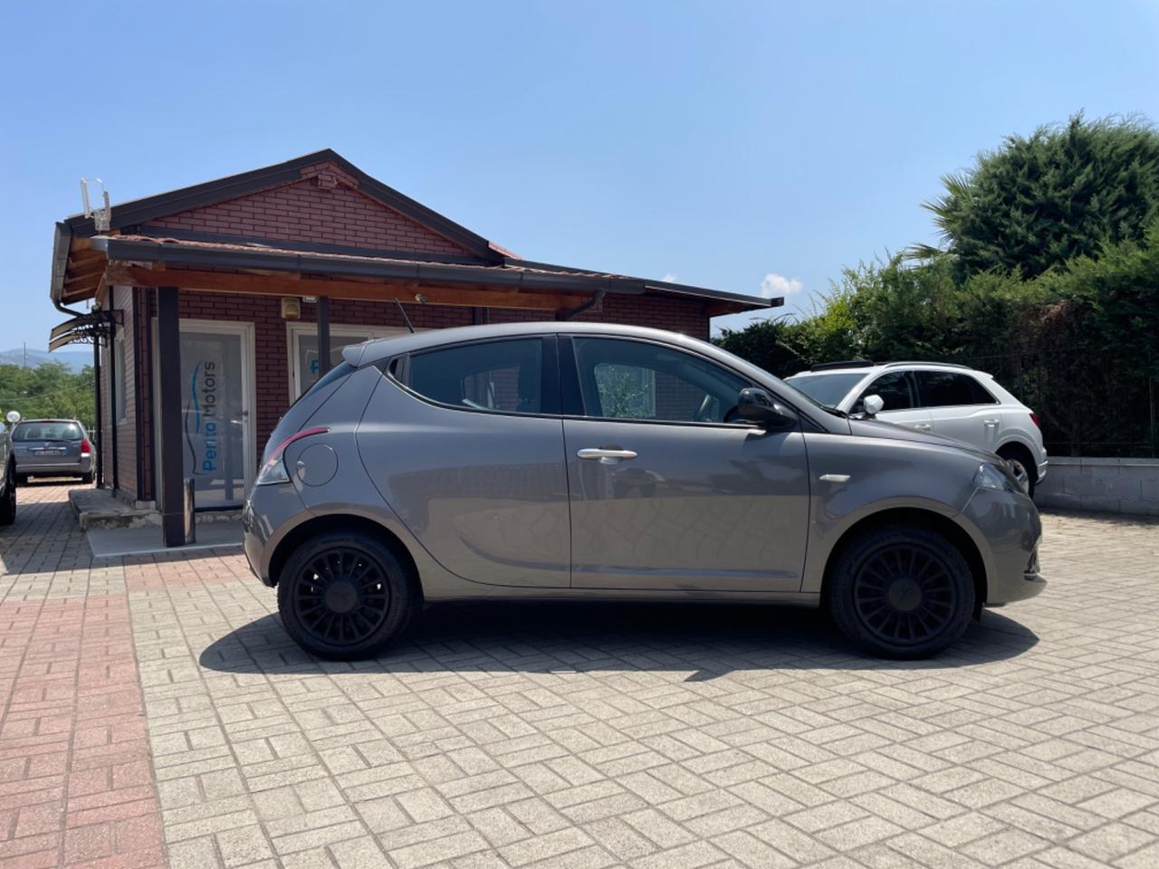 Lancia Ypsilon 1.0 FireFly 5 porte S&S Hybrid Ecochic Silver