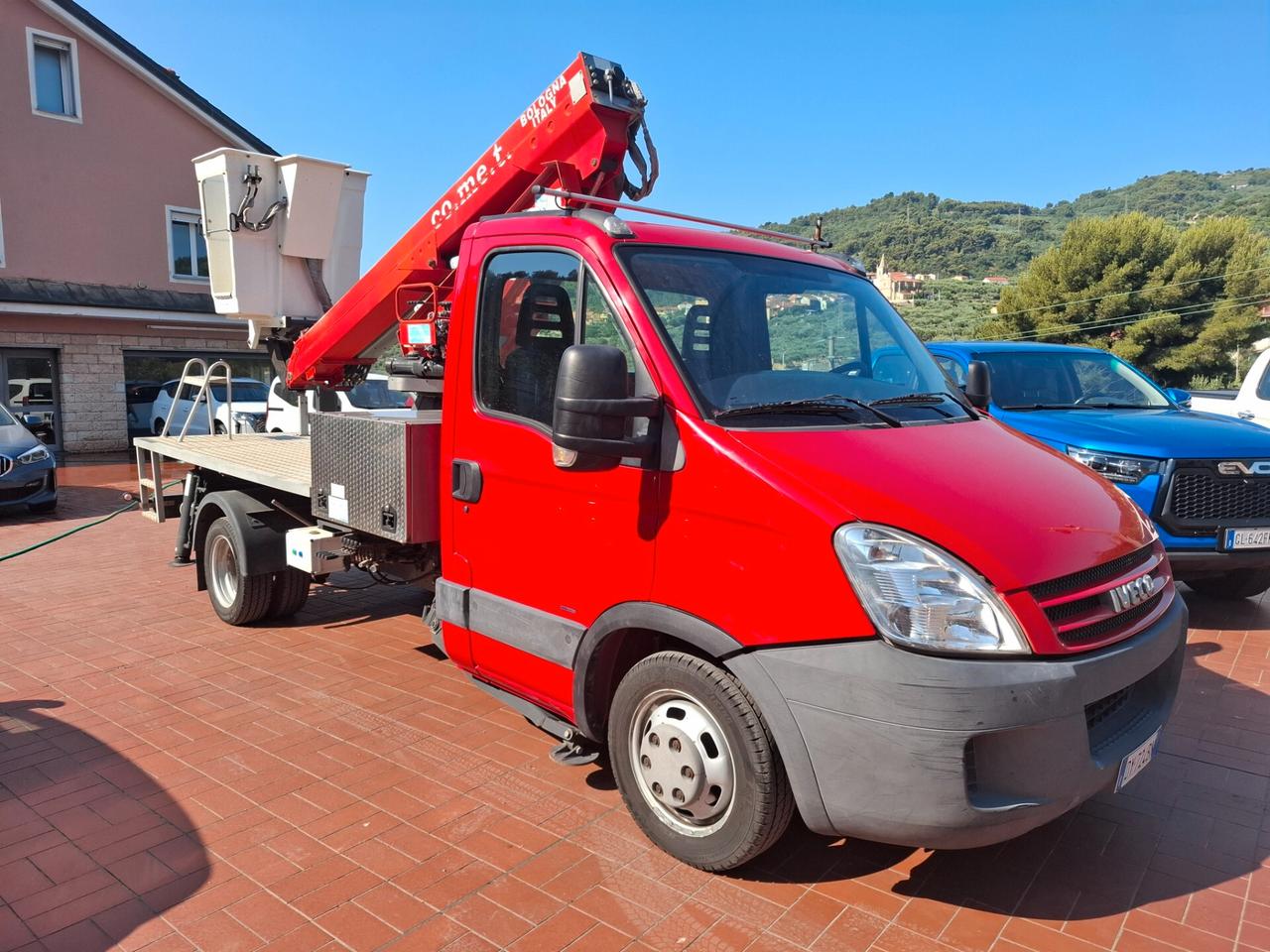 Iveco daily con piattaforma mobile cestello