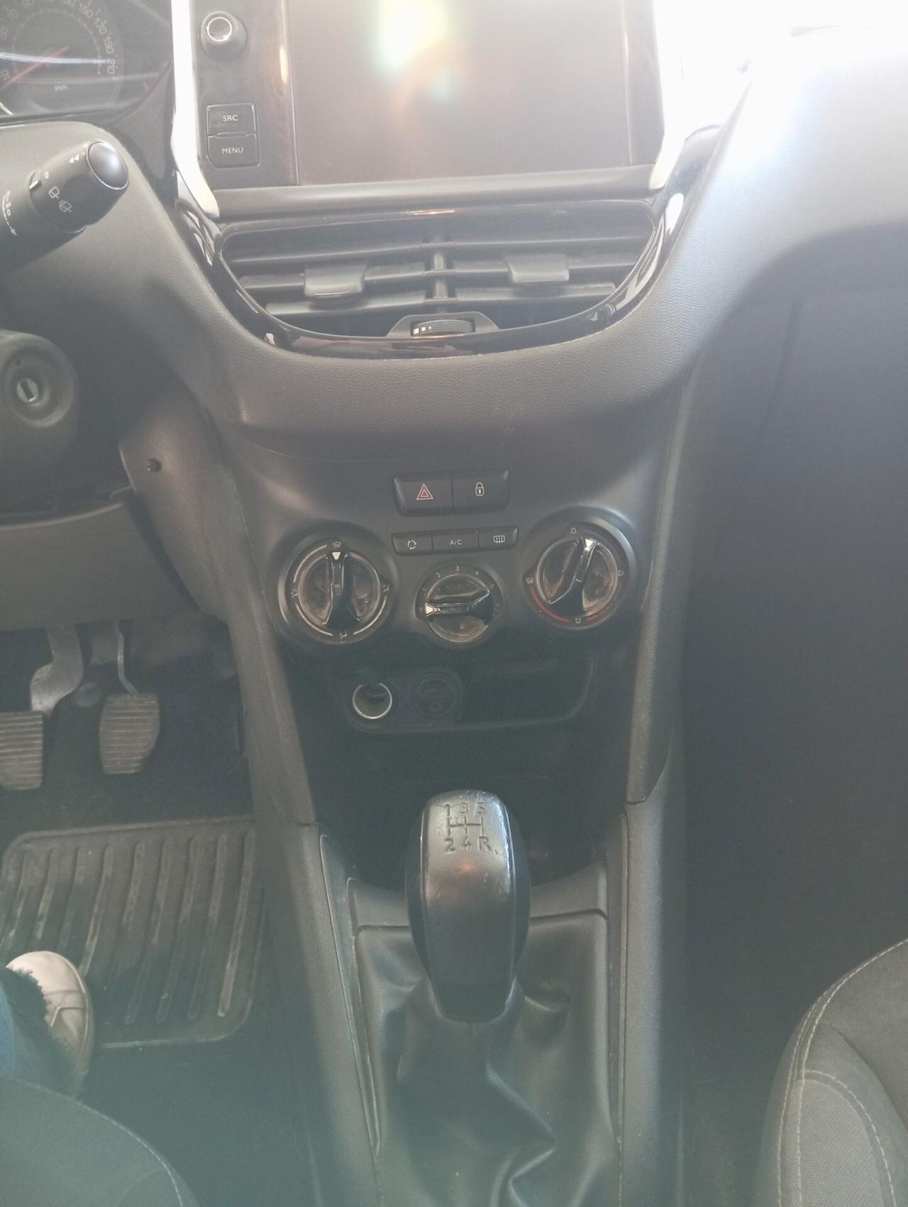 Peugeot 208 1.4 diesel 2015 CON GARANZIA