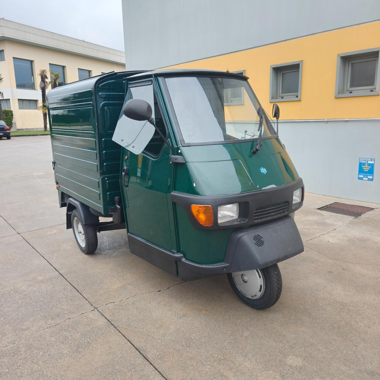 Piaggio Ape 50 con Cassone chiuso