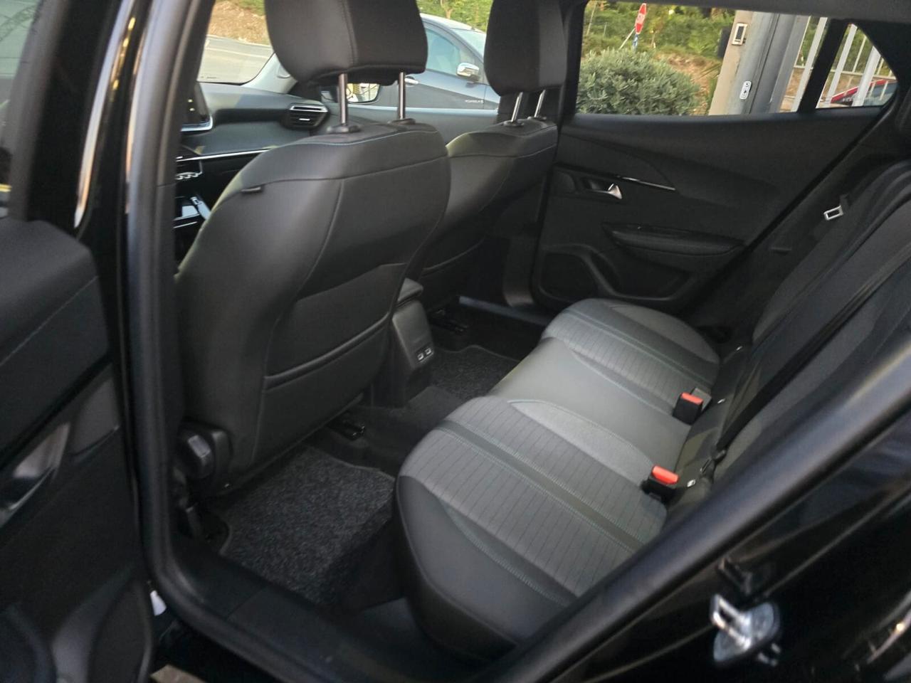 Peugeot 2008 BlueHDi 130 S&S EAT8 Allure