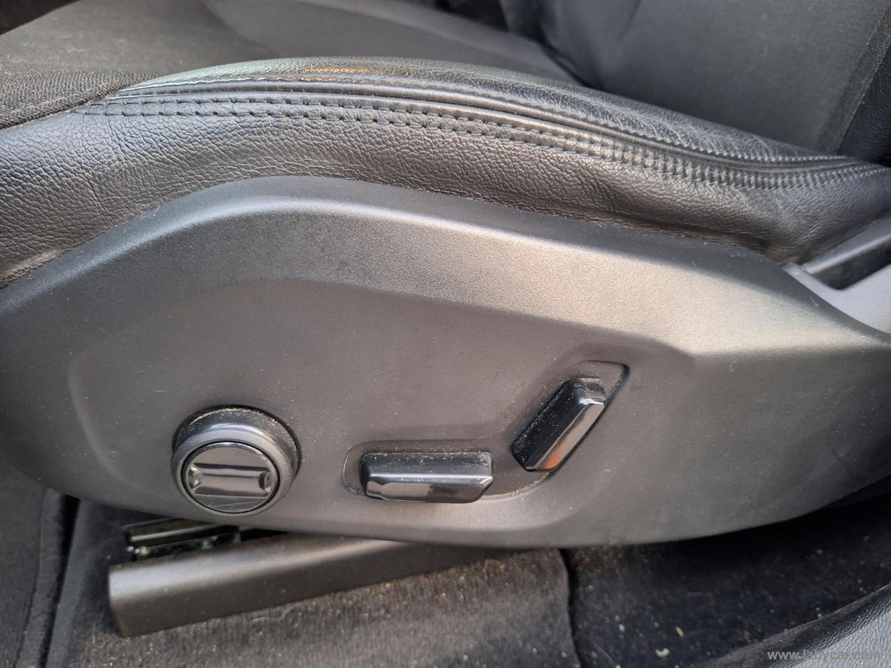 VOLVO XC60 B4 AWD Momentum PRO UNIPROP. MEMORIE FULL LED