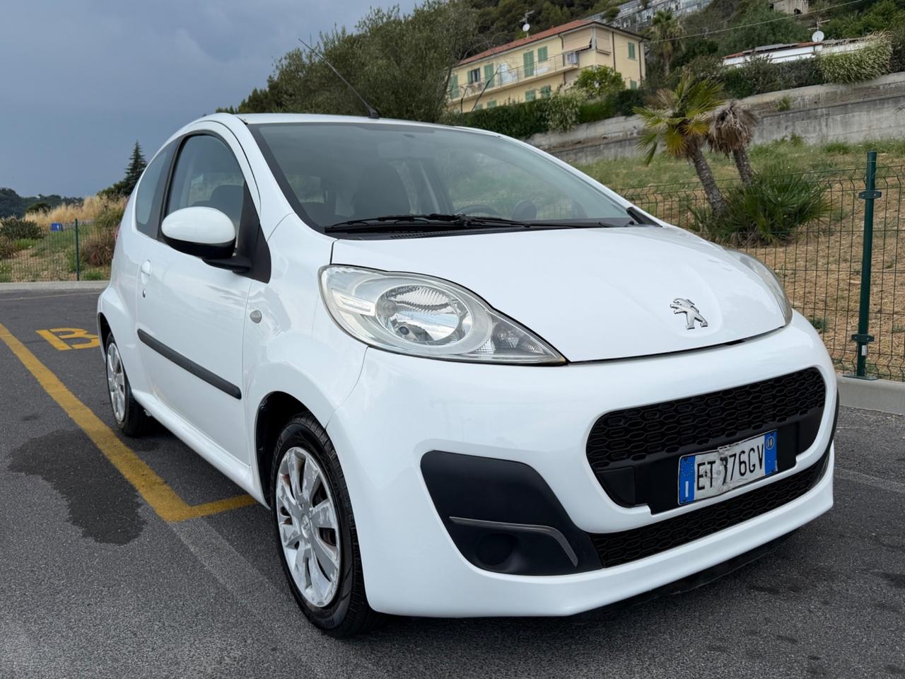 Peugeot 107 CON CAMBIO AUTOMATICO NEOPATENTATI