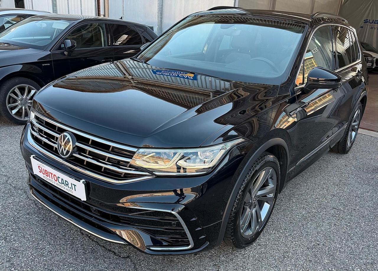 Volkswagen Tiguan 2.0 TDI 150 CV SCR DSG R-Line interno ed esterno