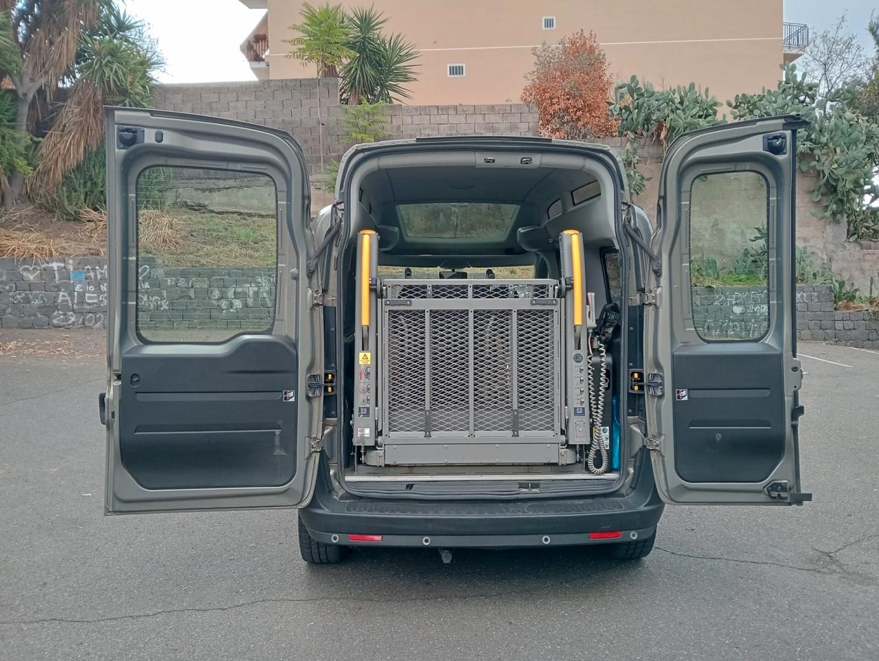 Opel Combo sollevatore elettrico trasporto disabili