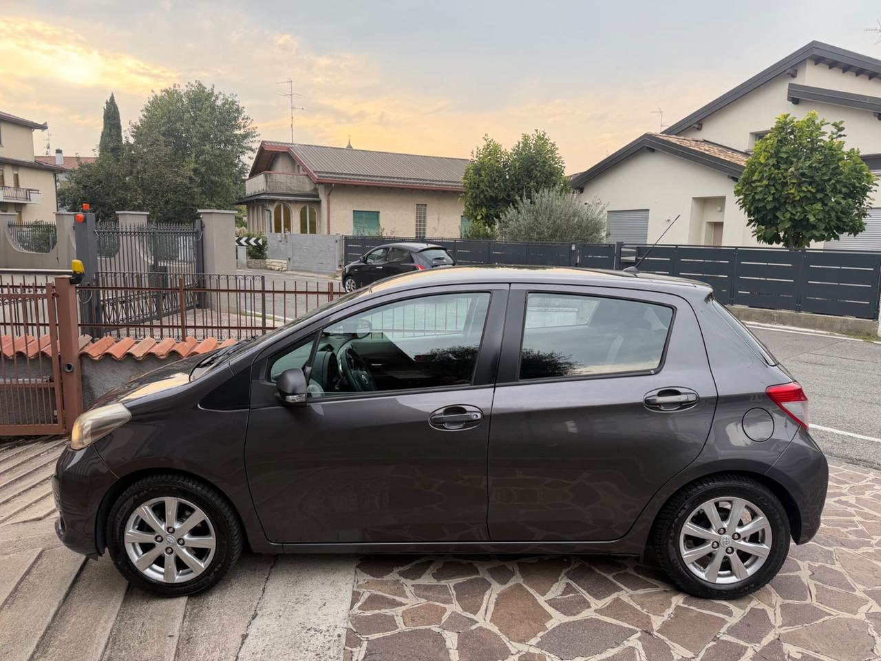 Toyota Yaris 1.3 3 porte Lounge CVT Stop & Start