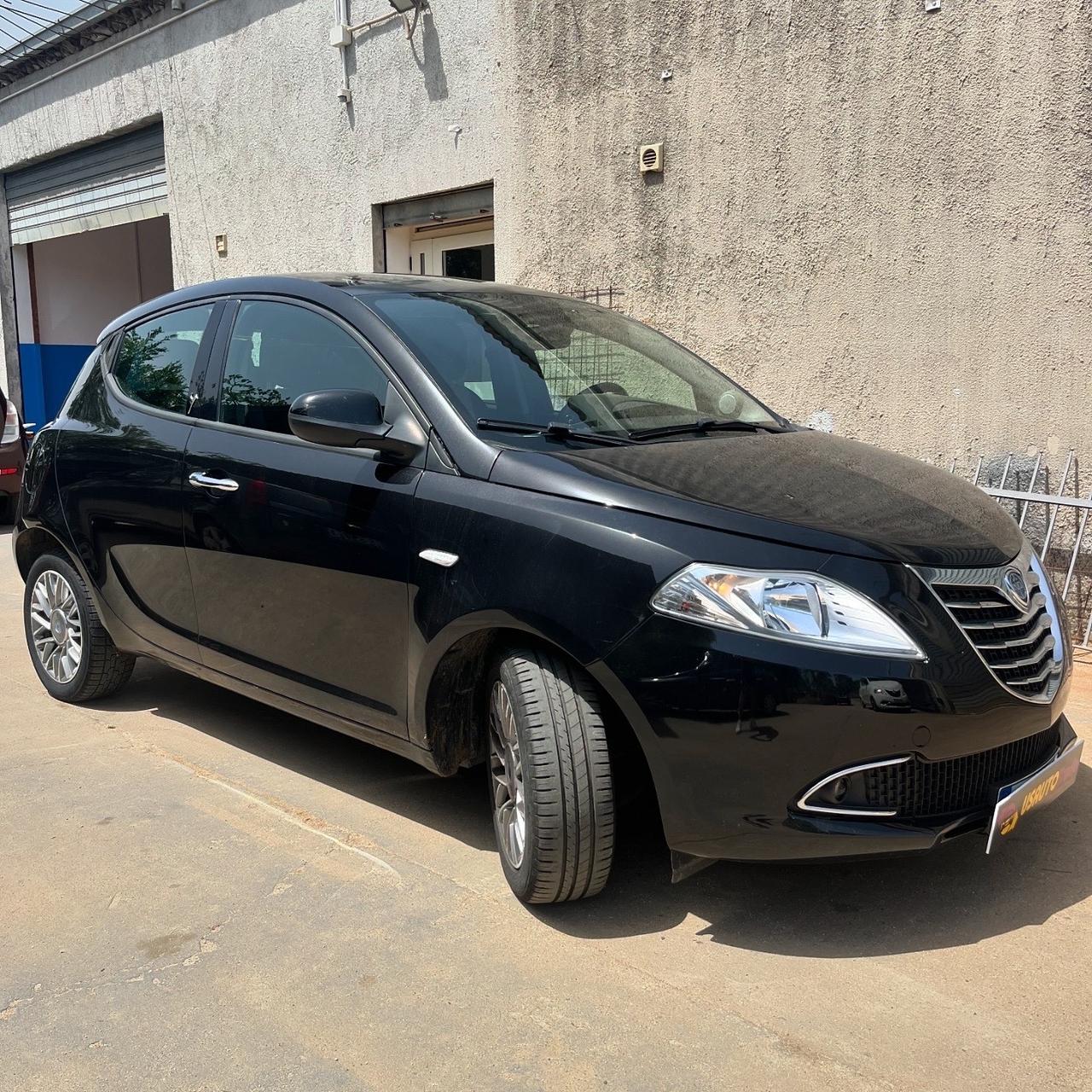 Lancia Ypsilon 1.3 MJT 16V 95 CV 5 porte S&S Black&Red