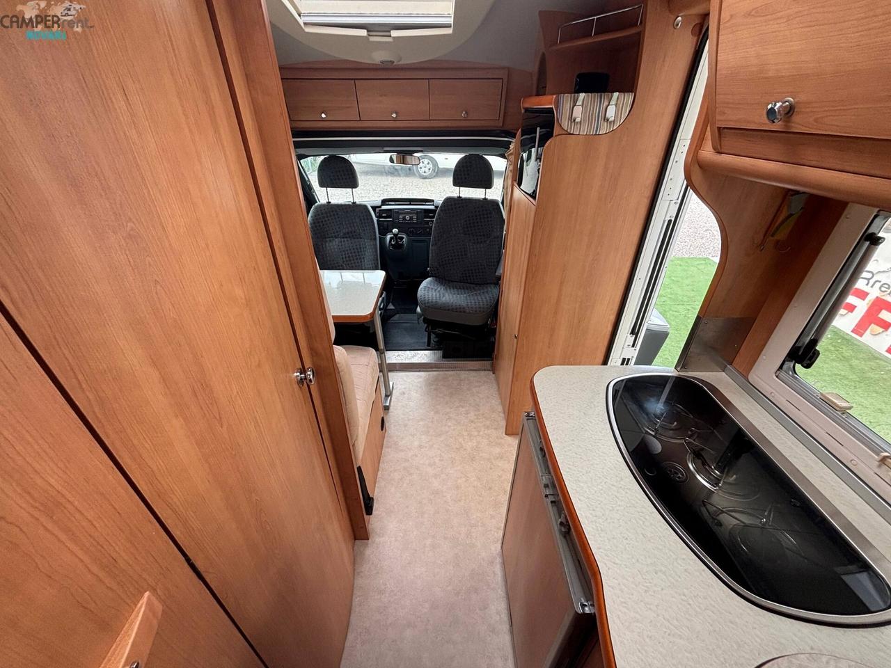 LAIKA X 595 C VAN - Semintegrale con letto matrimoniale in coda e garage (volume interno 68x103 )