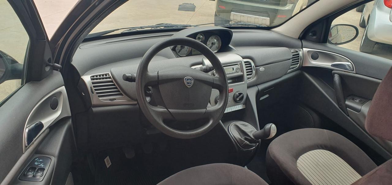 Lancia Ypsilon 1.3 MJT 75 CV Oro