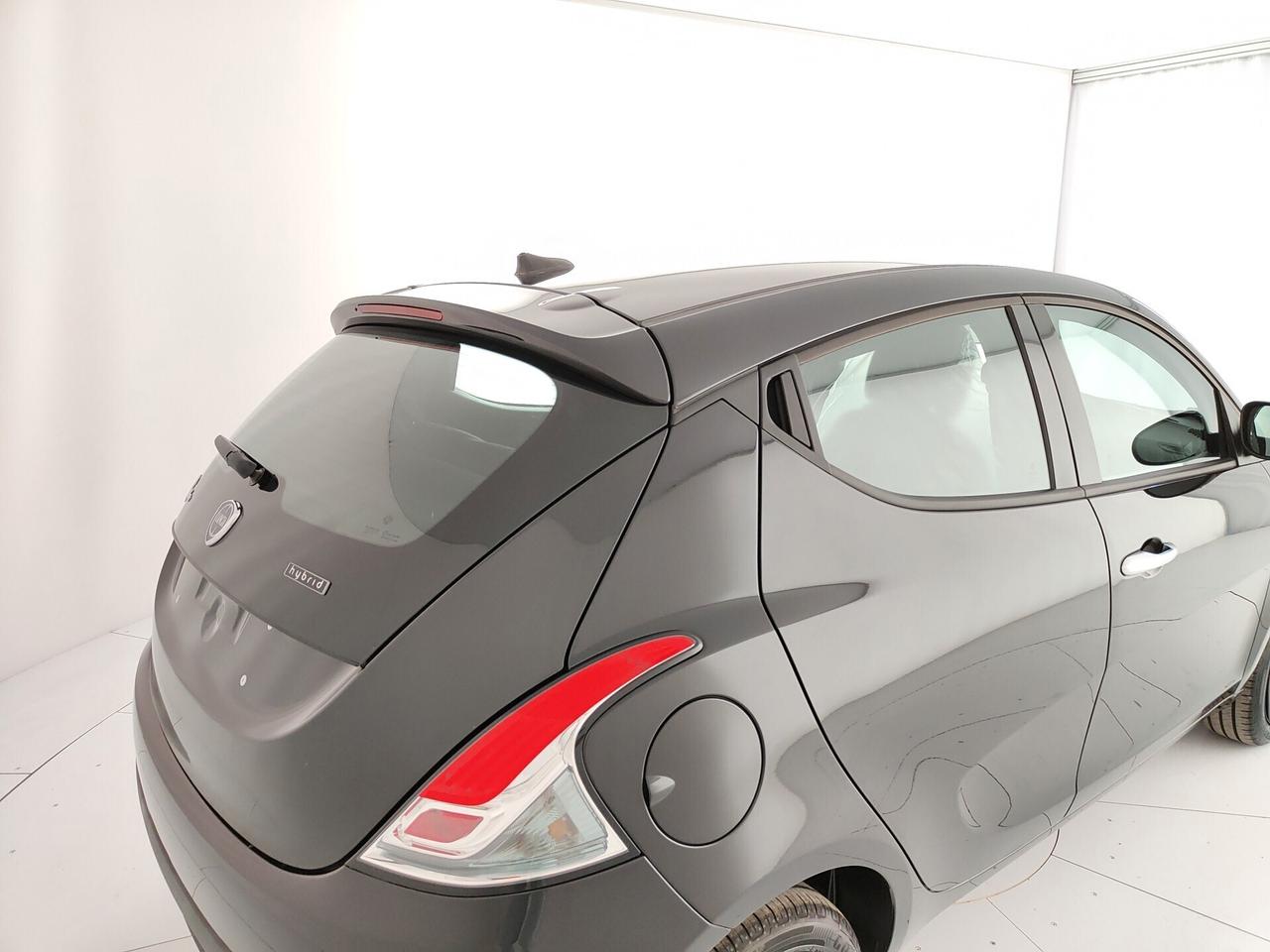 Lancia Ypsilon 1.0 FireFly 5 porte S&S Hybrid Silver