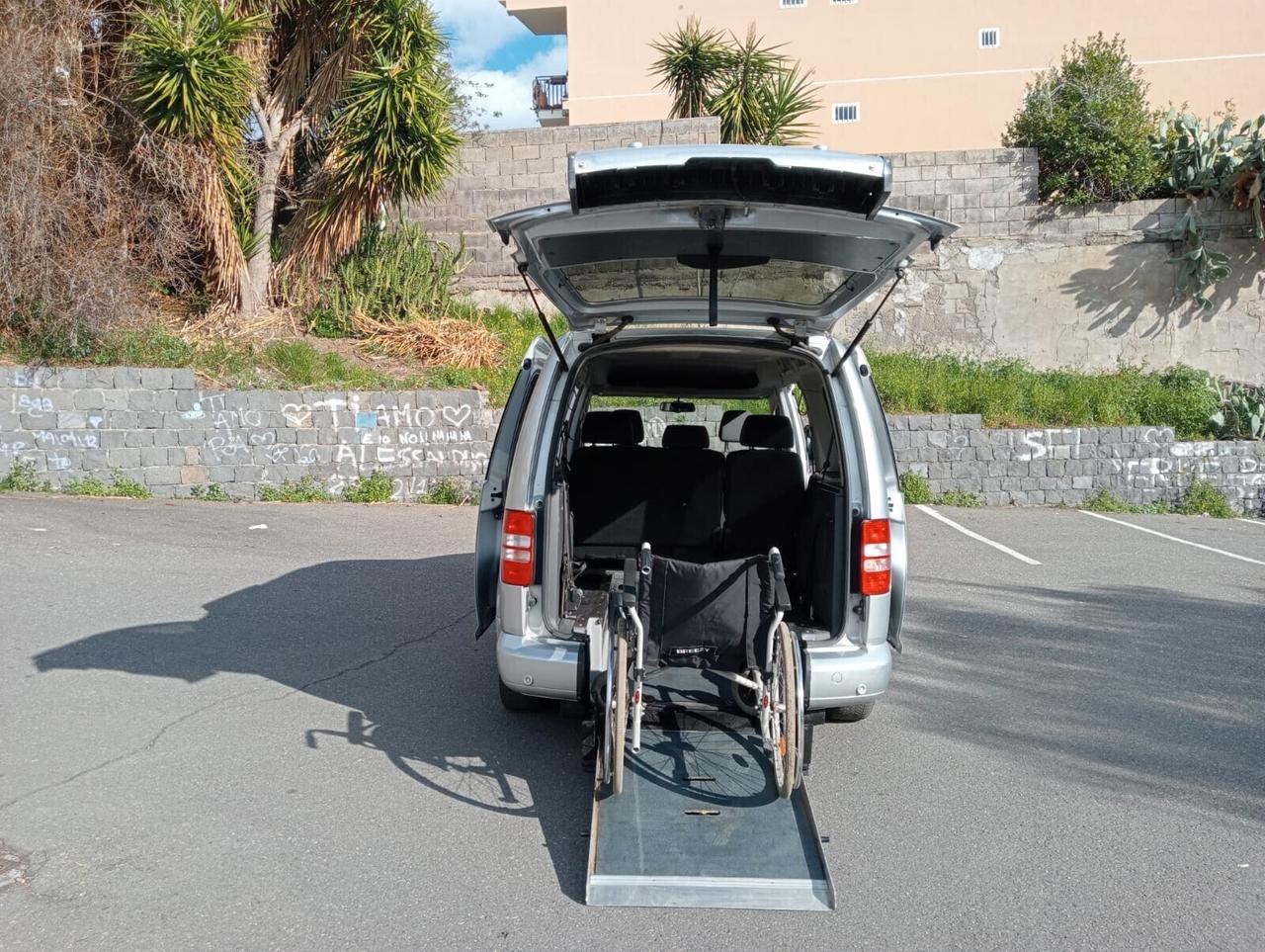 Volkswagen Caddy Pianale ribassato con rampa disabili in carrozzina