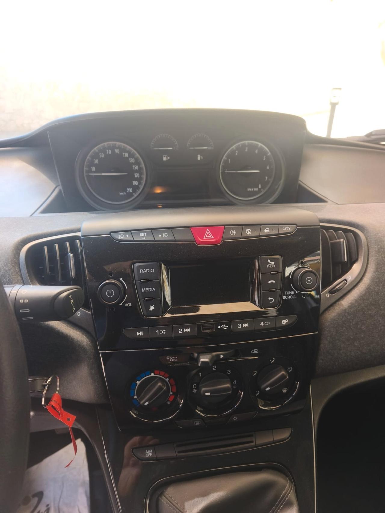 Lancia Ypsilon 1.0 FireFly 5 porte S&S Mild Hybrid Ecochic Silver