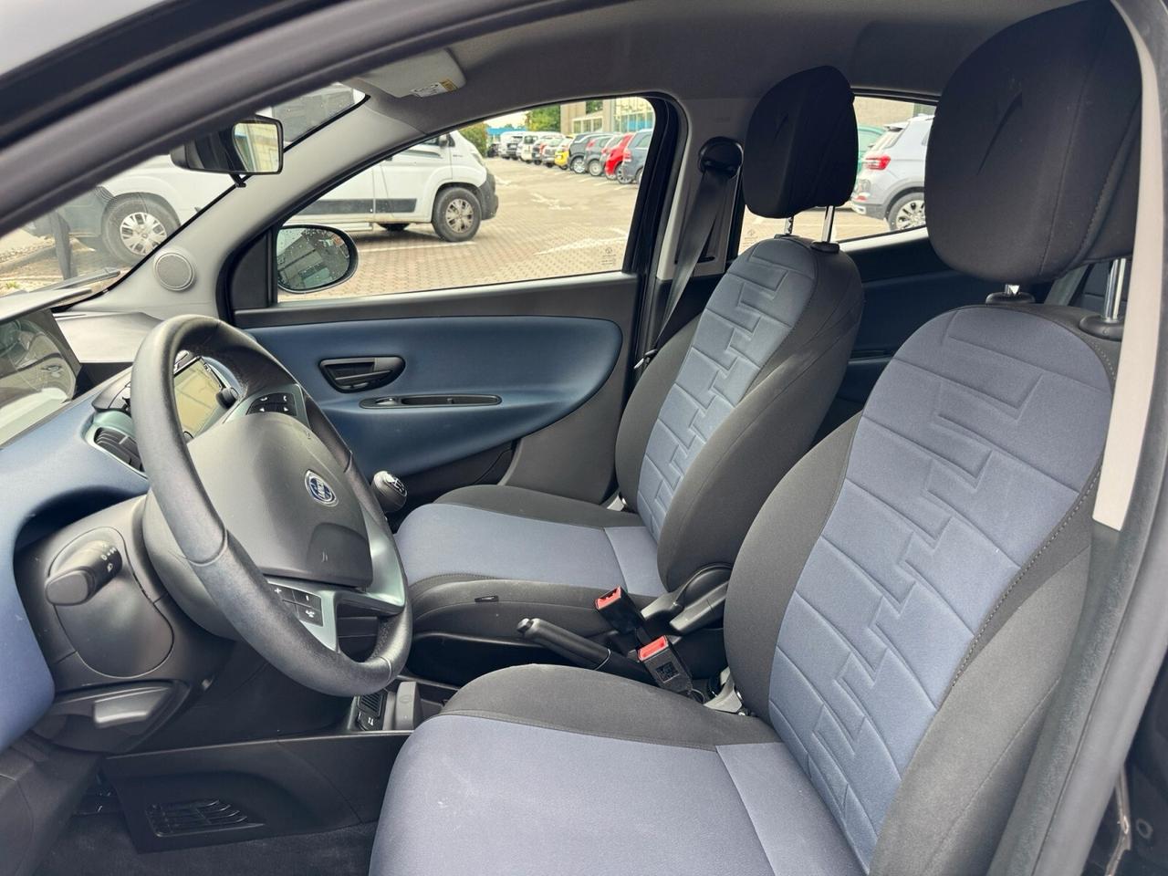 Lancia Ypsilon 1.0 Hybrid Platino