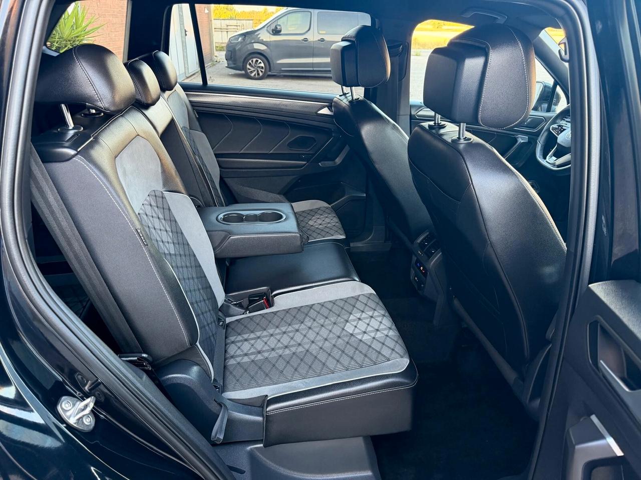 Volkswagen Tiguan Allspace 2.0 TDI SCR DSG 4MOTION R-Line 7 posti Gancio traino