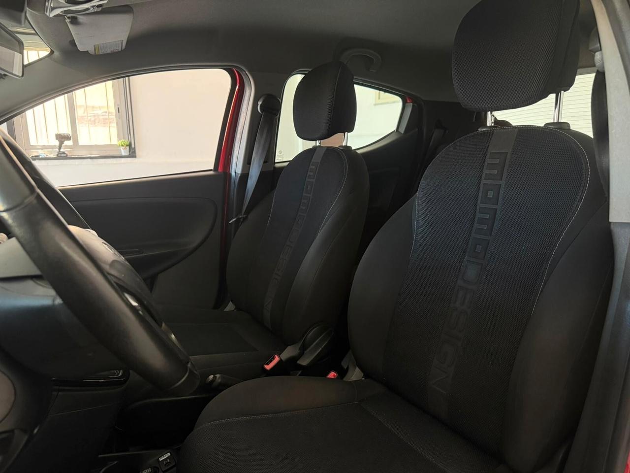 Lancia Ypsilon 1.2 69 CV 5 porte S Momodesign