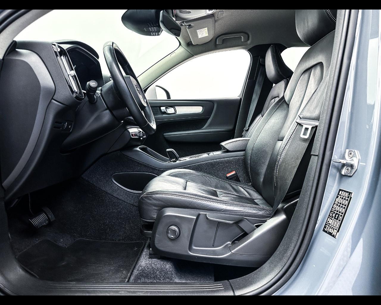 VOLVO XC40 B4 AWD Geartronic Momentum Pro