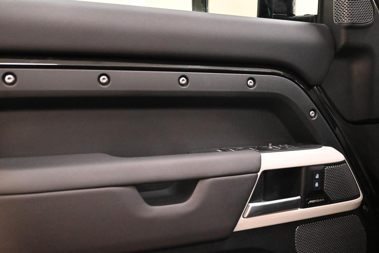 LAND ROVER Defender (2019) Defender 110 3.0D I6...