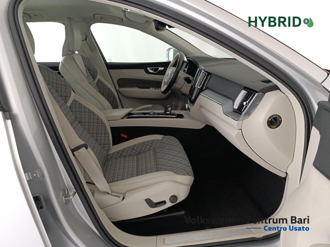 Volvo XC60 2.0 b4 momentum pro auto