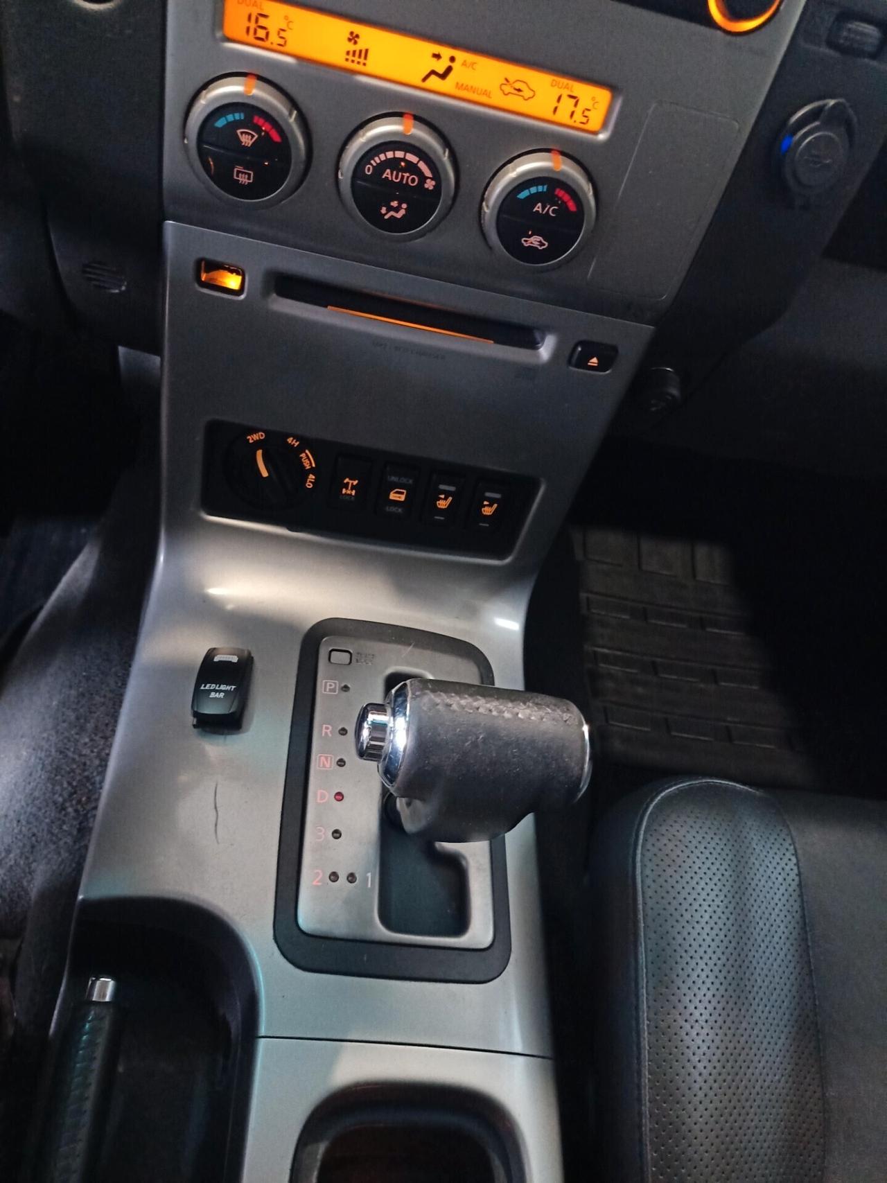 Nissan Navara Navara d.cab 2.5 dci LE 174cv*Automatico