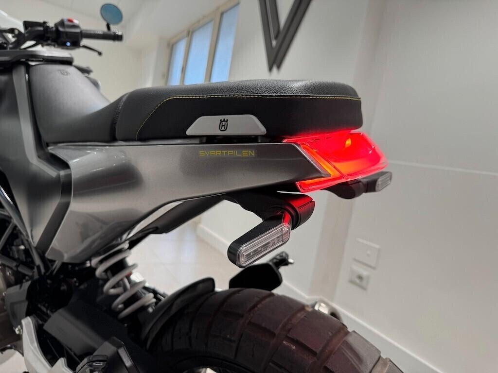 Husqvarna Svartpilen 401 Sport