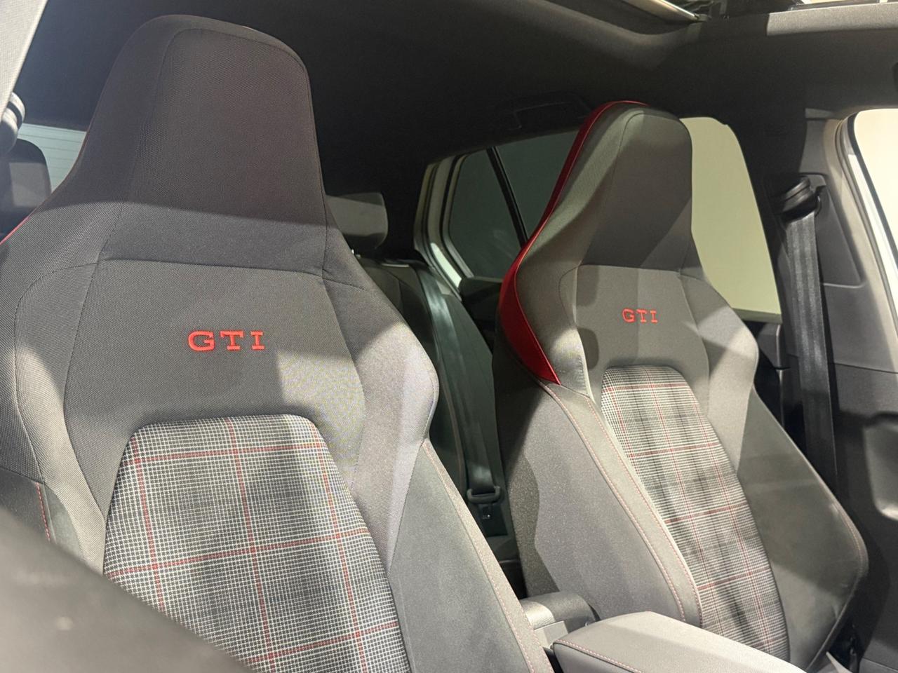 Volkswagen Golf GTI 2.0 TSI BlackStyle