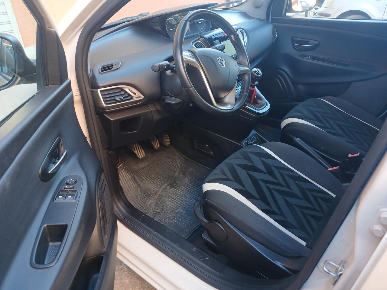 Lancia Ypsilon 0.9 TwinAir 85 CV 5 porte Metano Ecochic Platinum