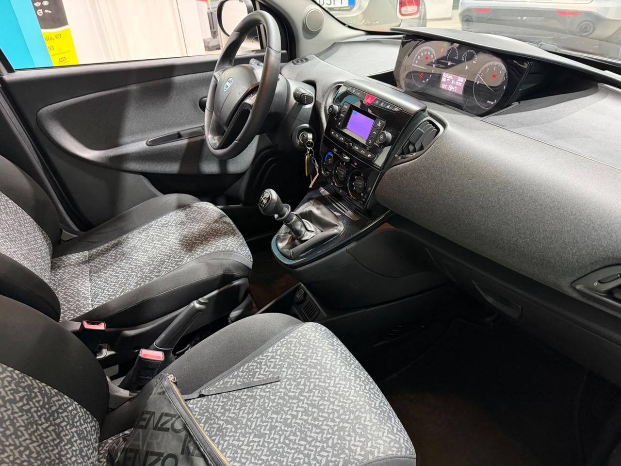 Lancia Ypsilon 1.0 FireFly 5 porte S&S Hybrid Ecochic Silver