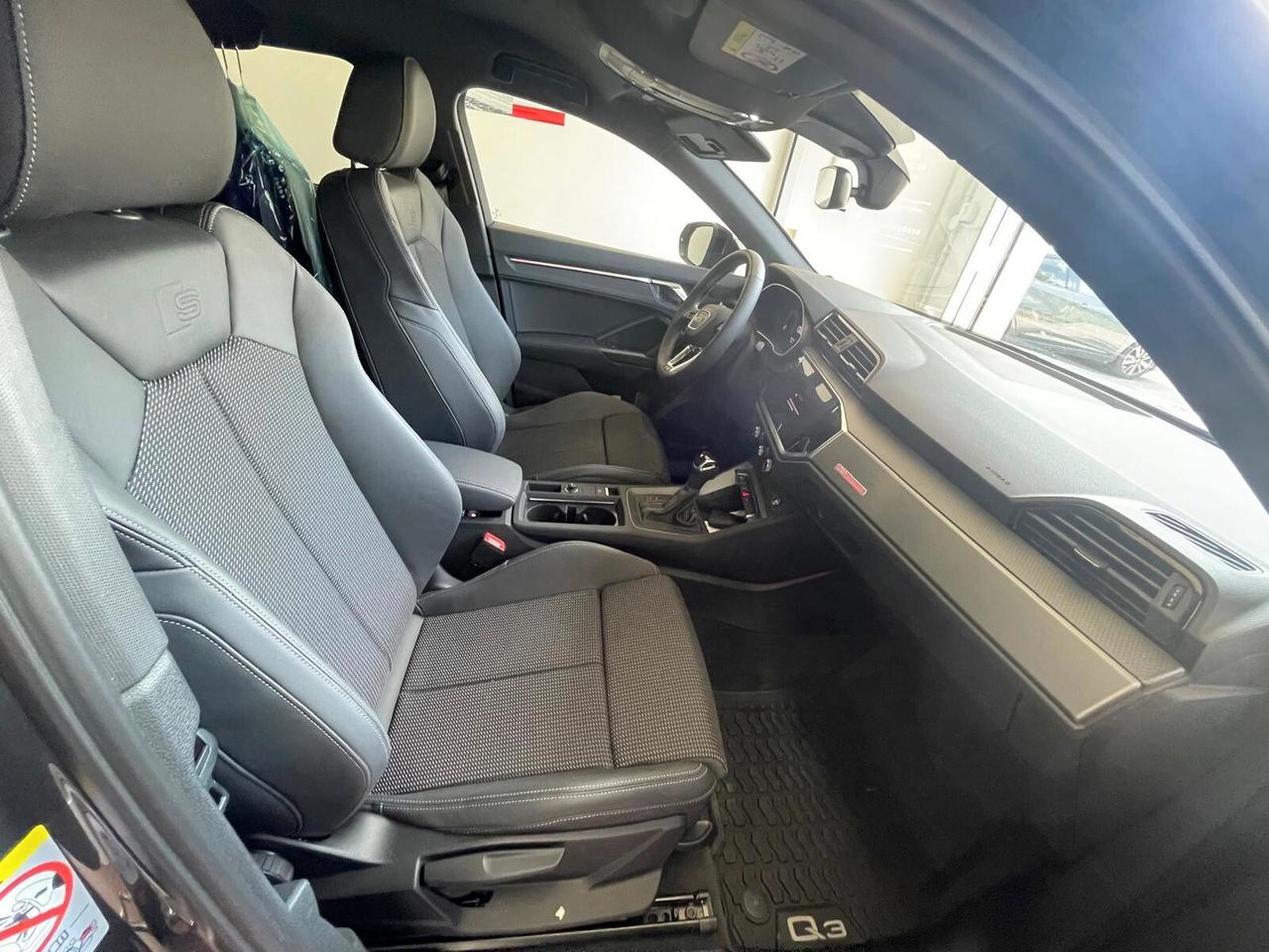 Audi Q3 TDI S tronic Identity Black