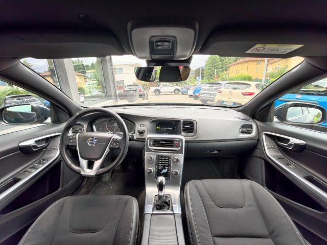 VOLVO V60 D4 R-design Momentum