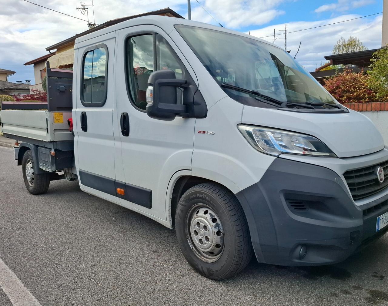 Fiat Ducato 2.3 cassonato con Doppia cabina 7 posti allestito con Gru Fassi
