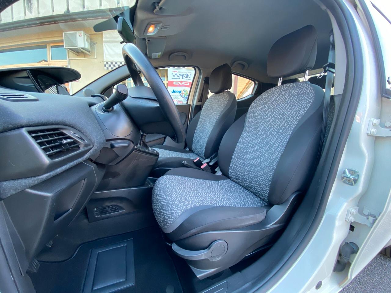 Lancia Ypsilon 1.2 69 CV Elefantino Blu 5 POSTI