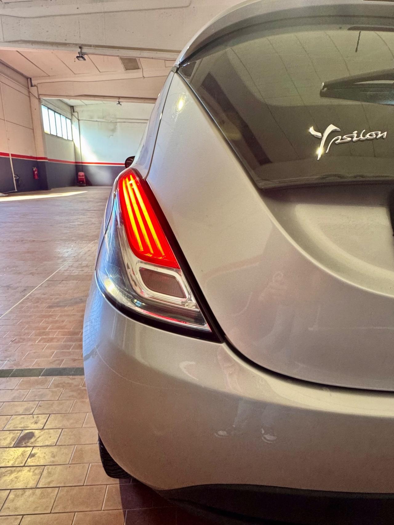 Lancia Ypsilon 1.2 69 CV 5 porte S&S Silver