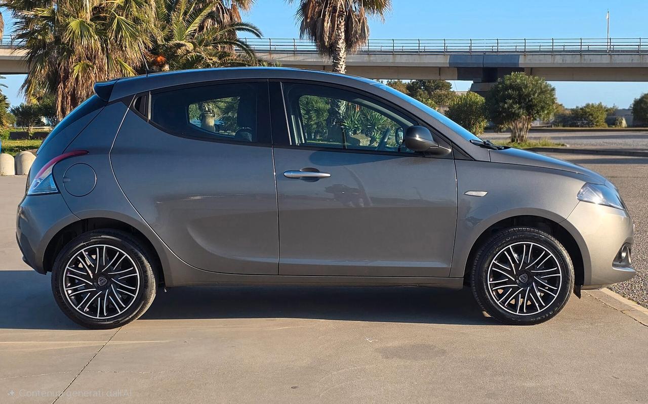 Lancia Ypsilon 1.0 FireFly 5 porte S&S Hybrid Gold