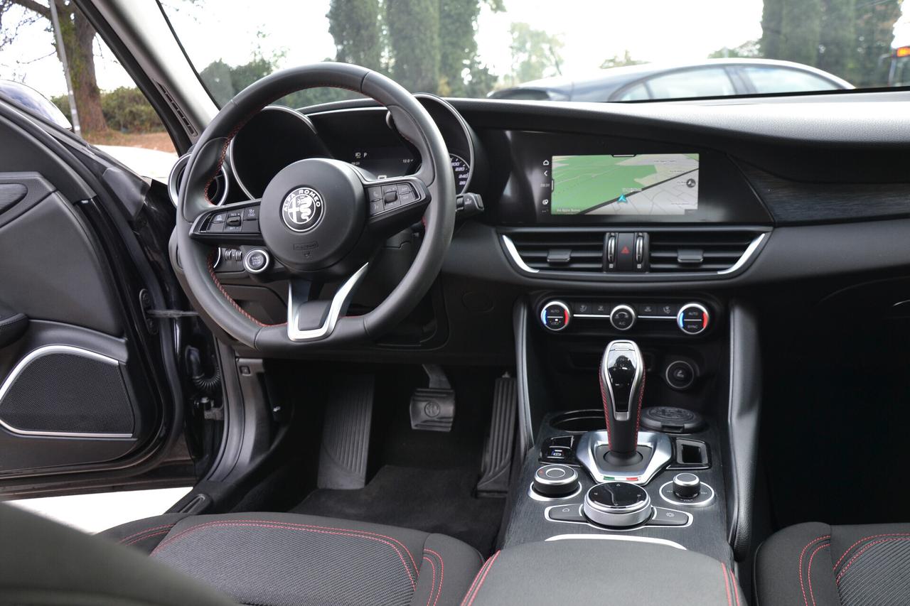 Alfa Romeo Giulia 2.0 200CV AT8 NAV LED RCAM PDC *PREZZO VERO*