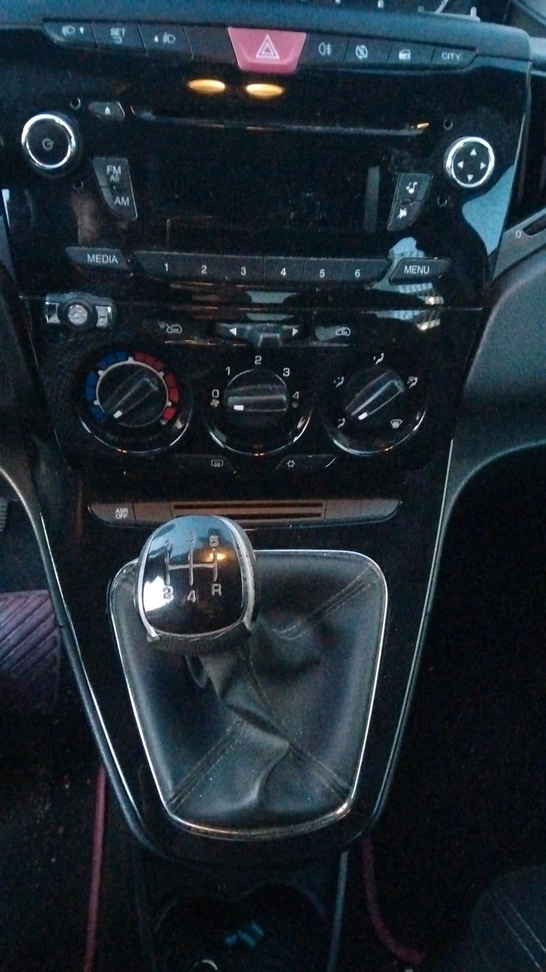 Lancia Ypsilon 1.3 MJT 75 CV Unyca