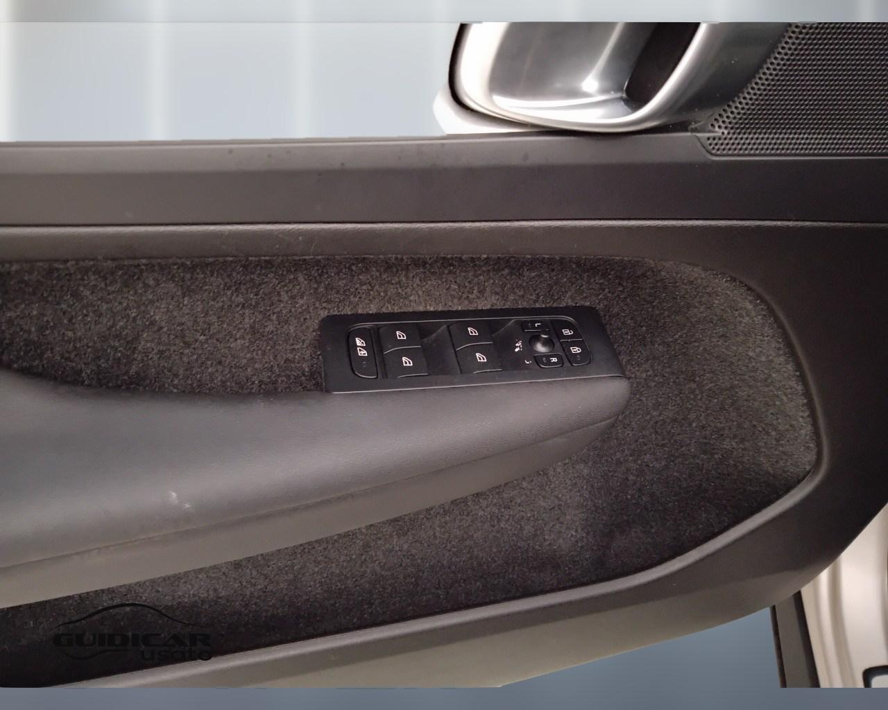 VOLVO XC40 2023 - XC40 1.5 t5 recharge phev Core auto