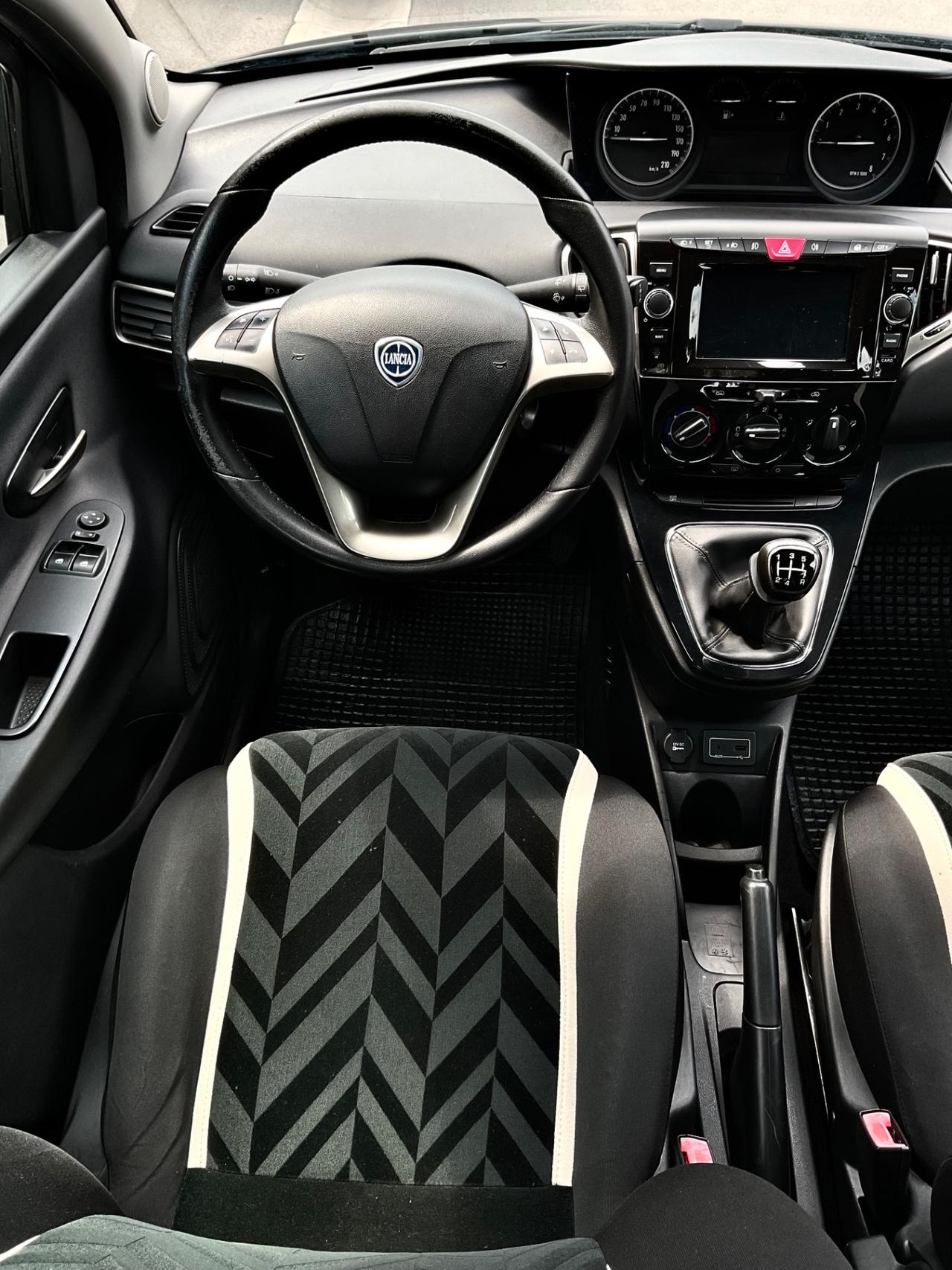 Lancia Ypsilon 1.2 69 CV 5 porte Platinum