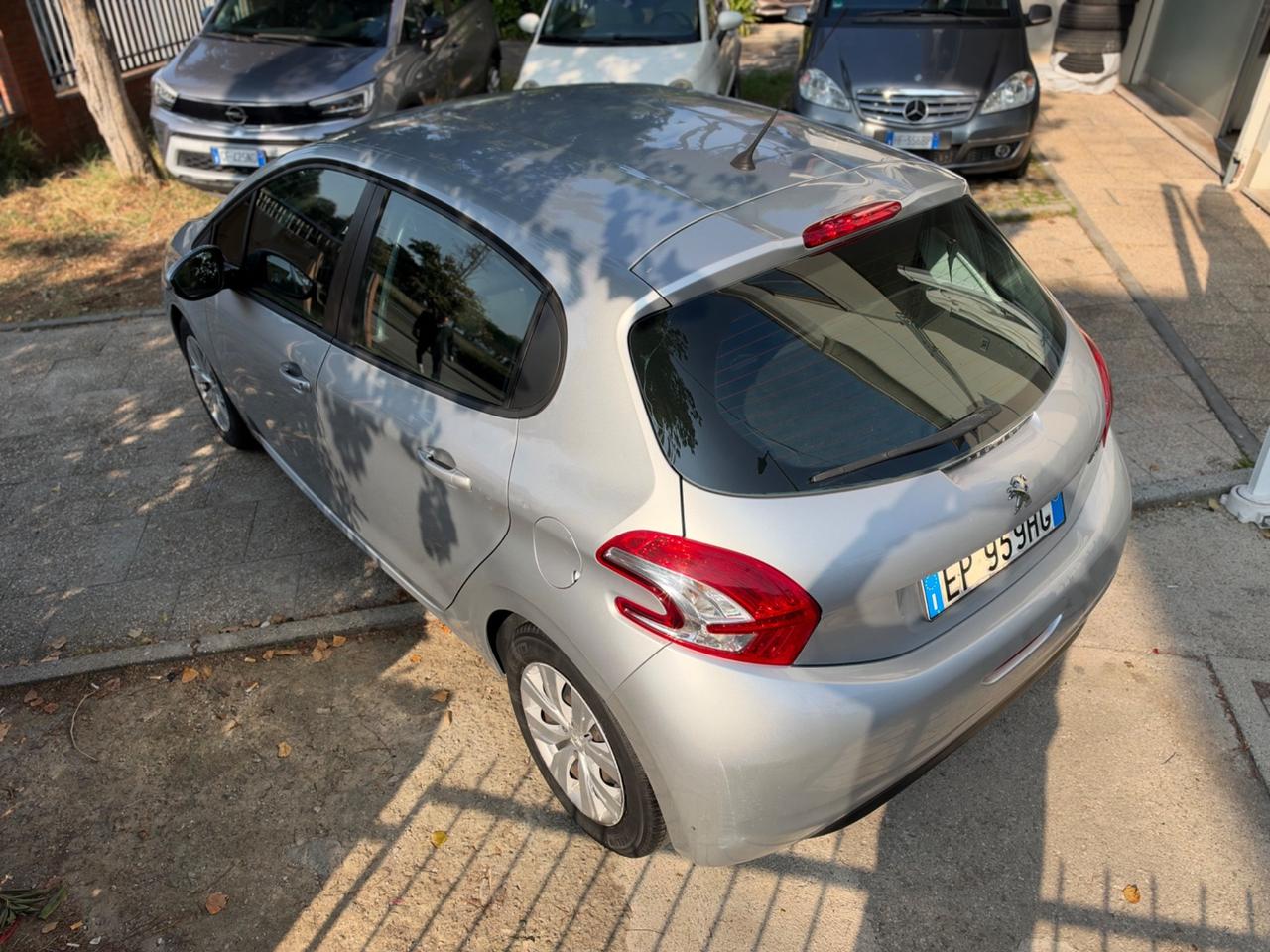 Peugeot 208 1.4 HDi 68 CV 5 porte Allure