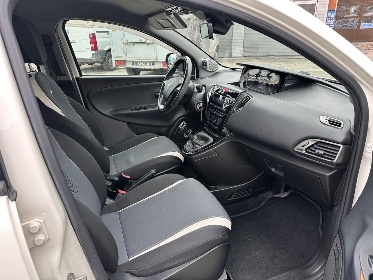 Lancia Ypsilon 0.9 TwinAir 85 CV 5 porte Metano Ecochic Gold